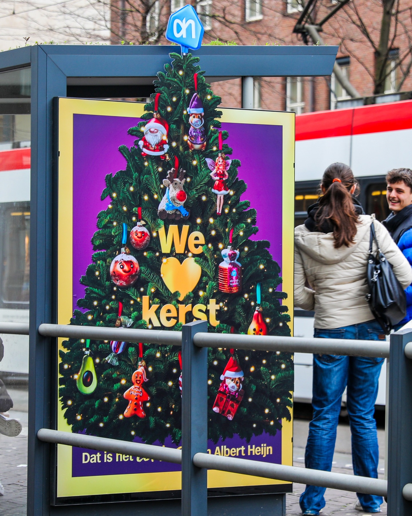 Een perfect voorbeeld van hoe Out-of-Home de magie van kerst nog groter maakt! 🎄

De 2D-kerstbom...