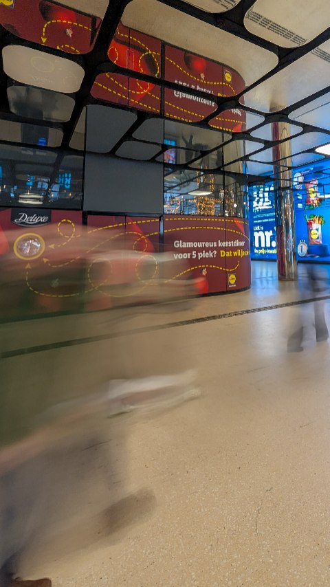 In volle kerstsferen pakt @lidlnederland groots uit op 14 stations door heel Nederland. De boodsc...